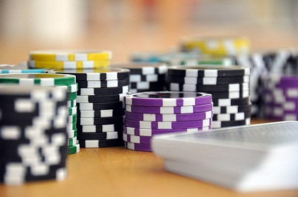 Pokeris: ar verta iš karto sėsti prie kelių stalų?